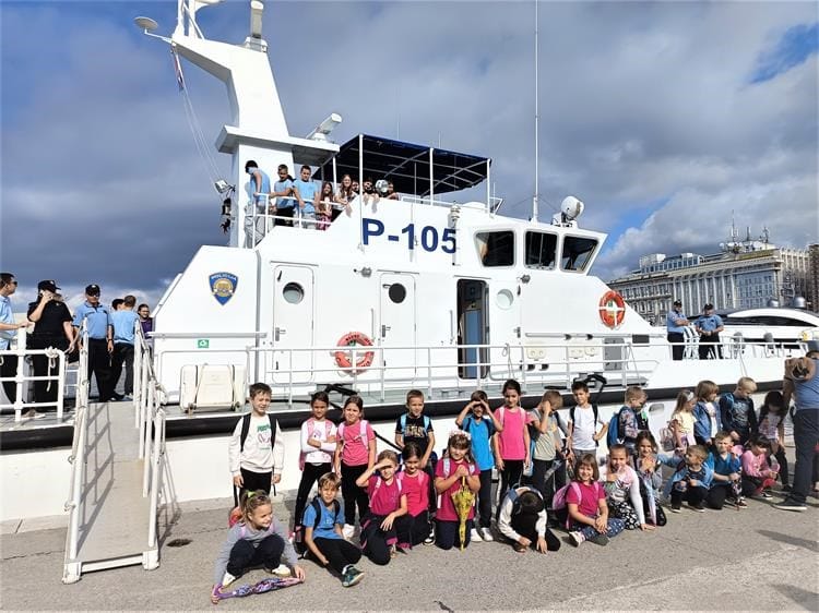 Za Dan policije učenici u Rijeci posjetili policijski brod „Marino Jakominić“, a u Malom Lošinju polaznici dječjeg vrtića policijsku postaju
