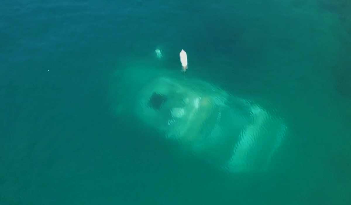 ZAŠTO SE VLASNIK NE JAVLJA? Tjednima ispod splitske plaže na dnu leži potopljena skupocjena brodica