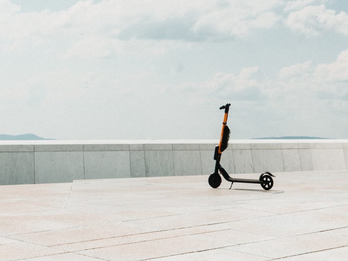 Romobilom u Selcu bez kacige i sa slušalicama na glavi pretjecao policiju