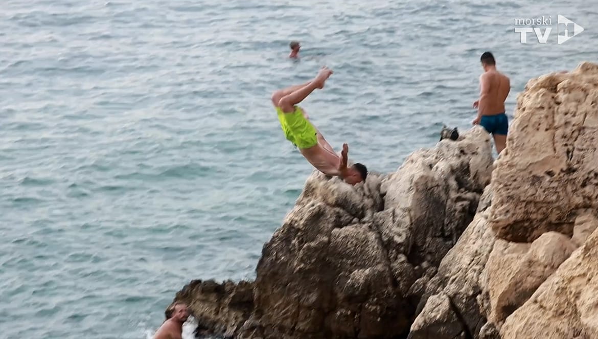 MORE JE JOŠ TOPLO Pogledajte kako ovi odvažni mladići skaču sa stijena u Rovinju