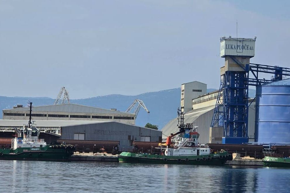 Luka Ploče financira klimatizaciju Osnovne škole u Kominu