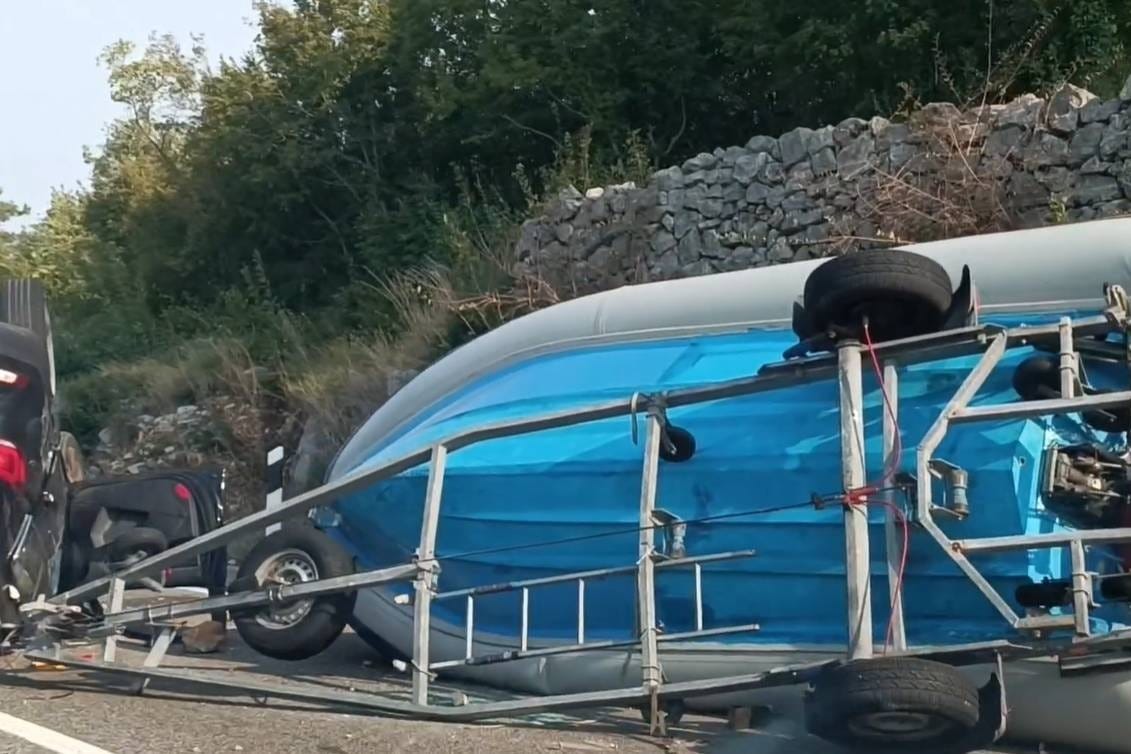 Auto koji je prevozio gumenjak kod Novog Vinodolskog završio na krovu!
