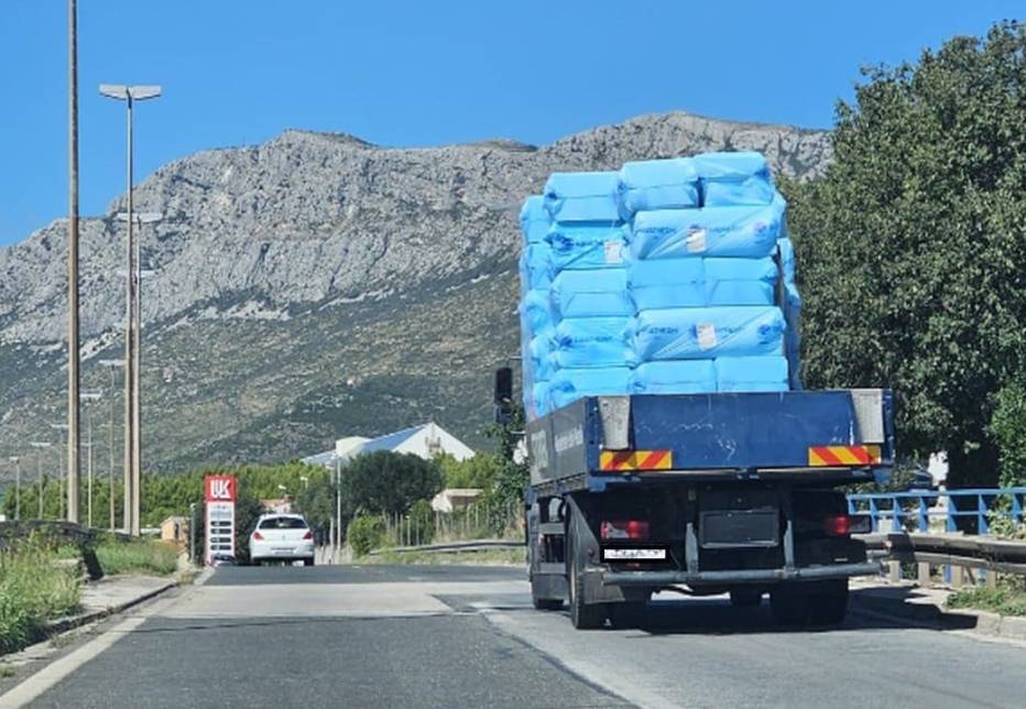 Kroz Kaštela brzom cestom prolazi natovaren preko svake mjere!