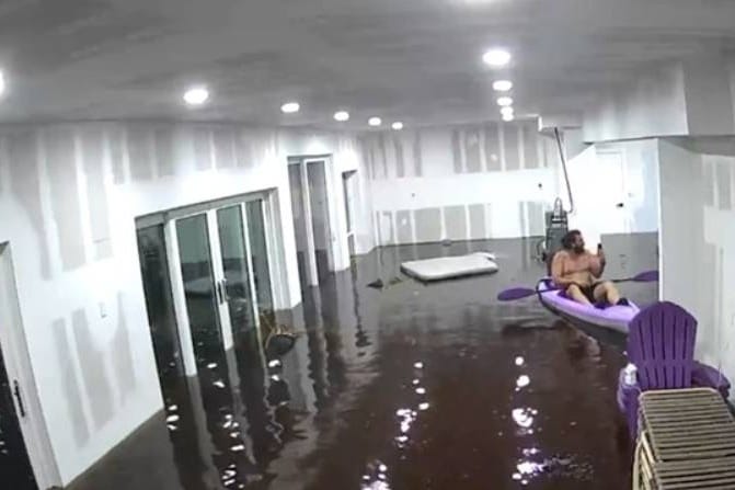 Stanovnik Floride veslao kroz dnevnik boravak dok vani bjesni uragan!