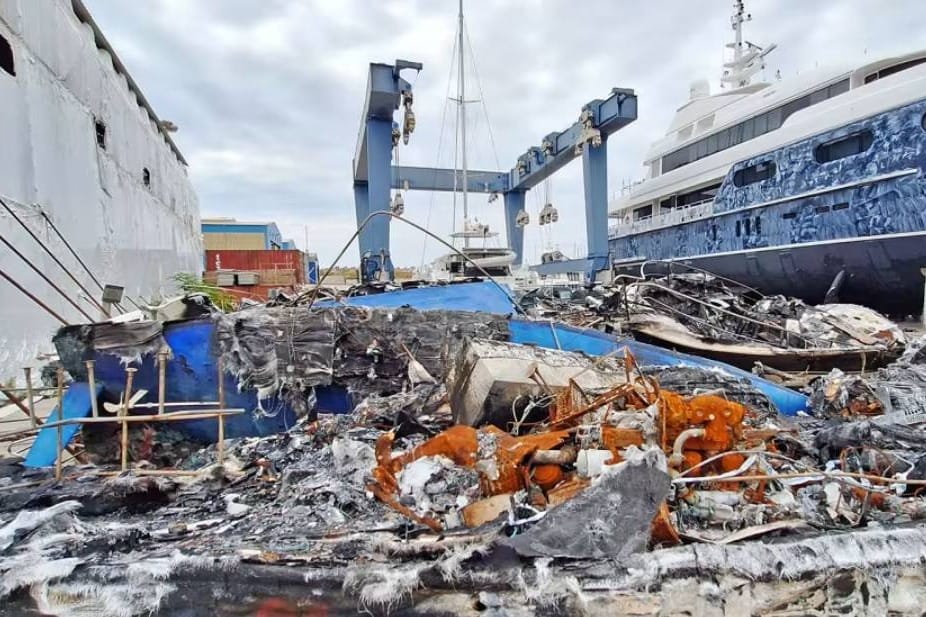 Ostaci plovila izgorjelih u medulinskoj luci i nakon pet mjeseci leže razasuti u pulskoj luci i ugrožavaju zdravlje!