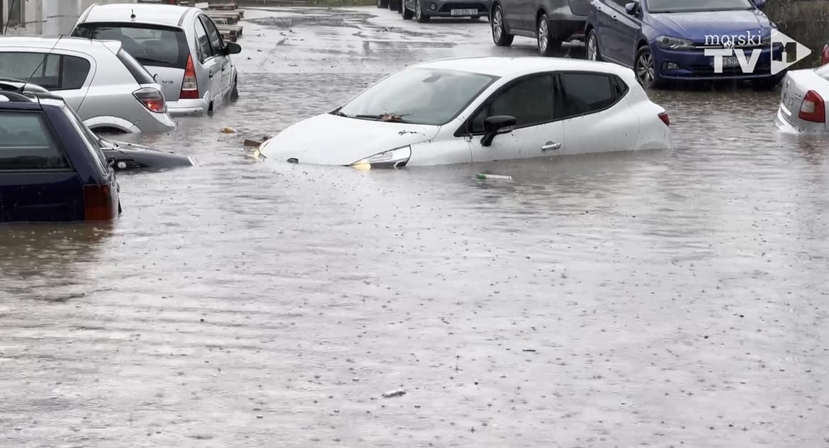 Veliko nevrijeme u Dubrovniku! Automobili pod vodom, potopljen Stradun