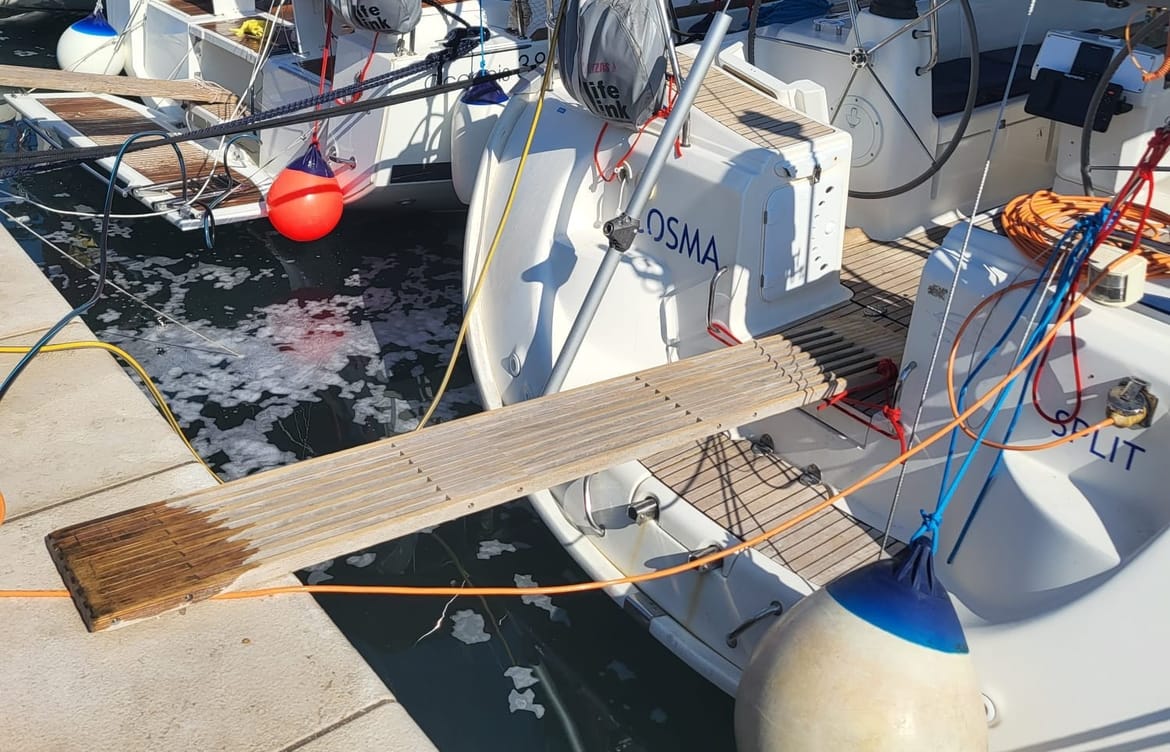 Ovako izgleda pranje brodova u Marini kod Trogira, nedaleko od plaže!