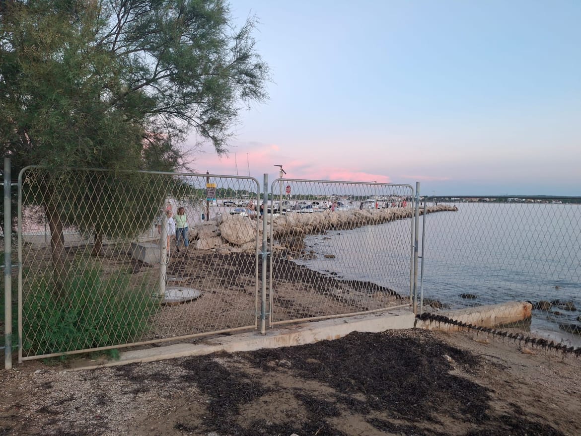 NEMOGUĆ PROLAZ POMORSKIM DOBROM Zašto u ovom resortu u Zatonu postoji ograda?