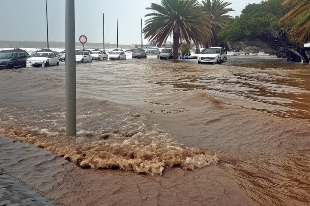 Biblijske scene na Jadranu. U Makarskoj su ceste riječna korita, građani i automobili "plivaju"!