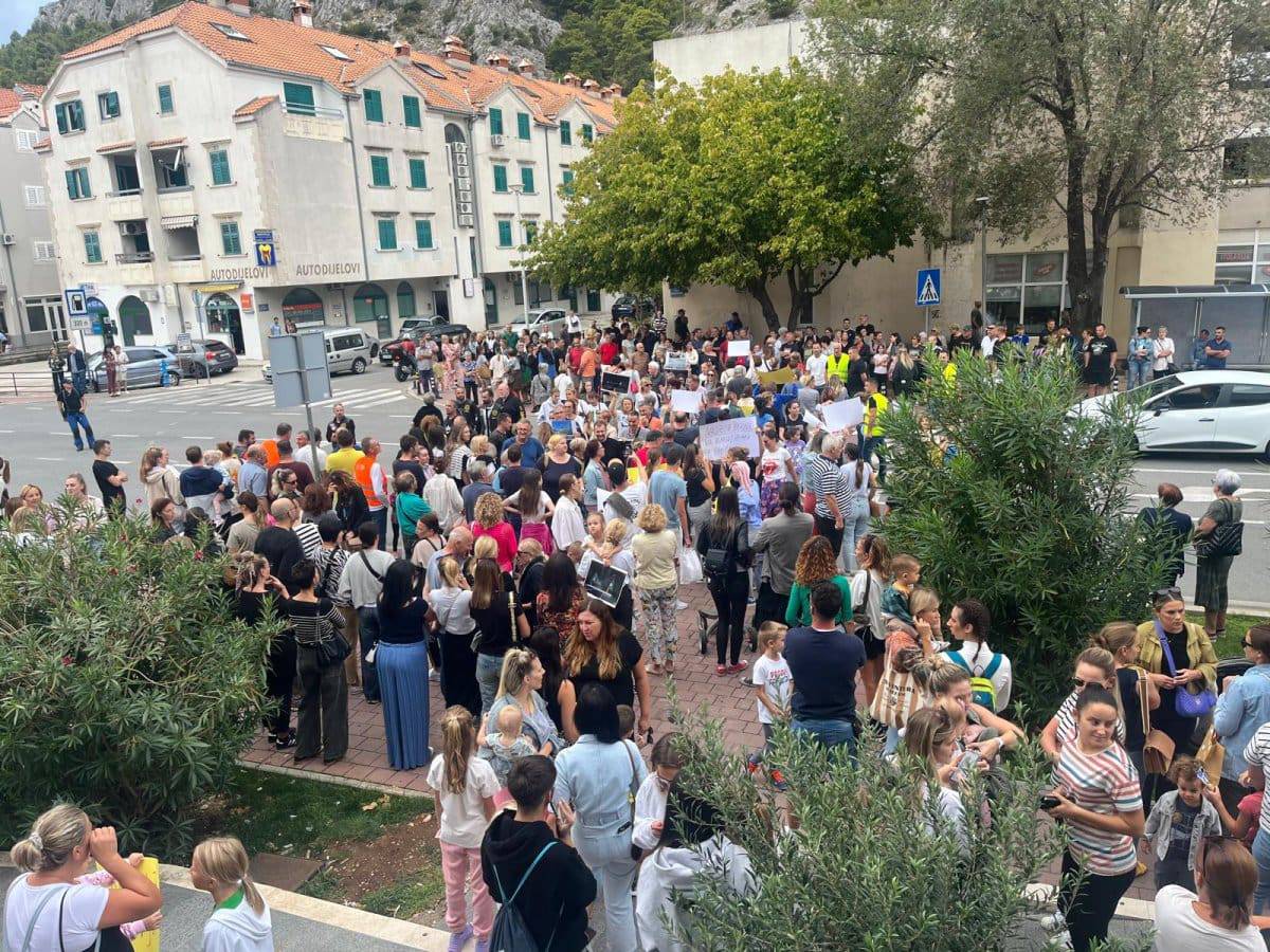 Omišani prosvjeduju protiv opasne prometnice :" Opasno je po život!"