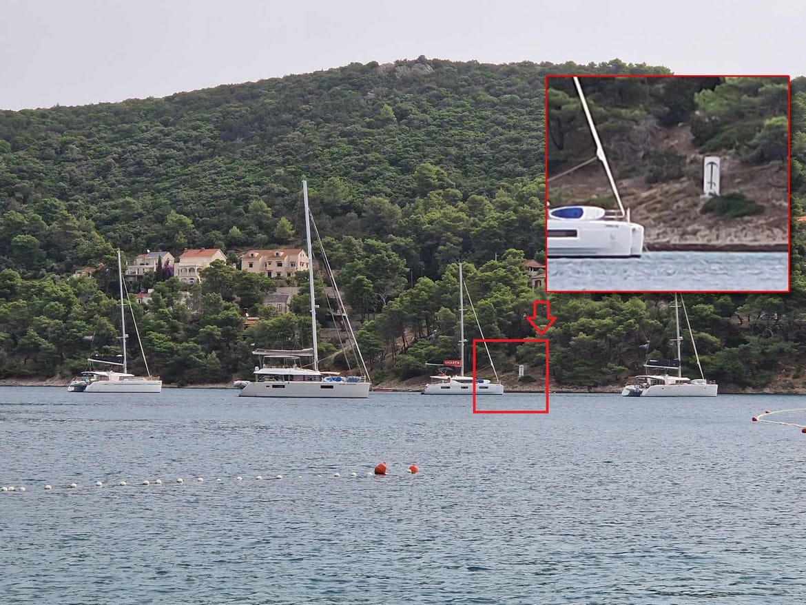 Znaju li se pravila? Pogledajte kako jedrilice u Pučišćima sidre ispred znaka zabrane sidrenja!