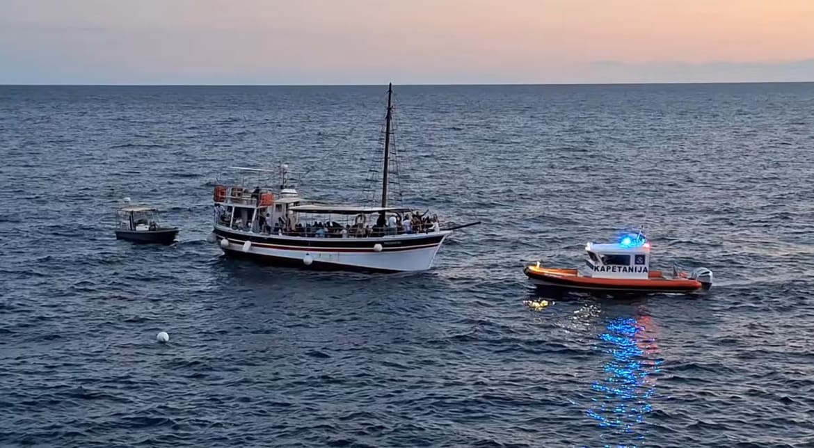 PLOVIO PREBLIZU OBALE? Turistički brod pun putnika zapleo se u konop, more ga nosilo prema stijenama