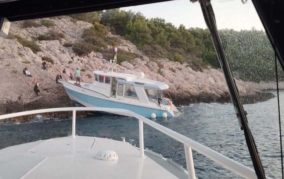 Putnički brod s 30 putnika nasukao se kod Splitskih vrata, dok je plovio iz Bola u Kaštela!