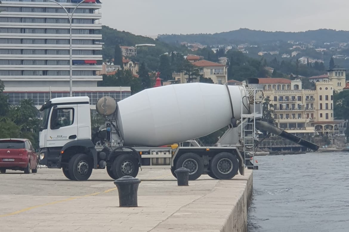 Zašto je ova miješalica u Opatiji ovdje i što je to završilo u moru?!