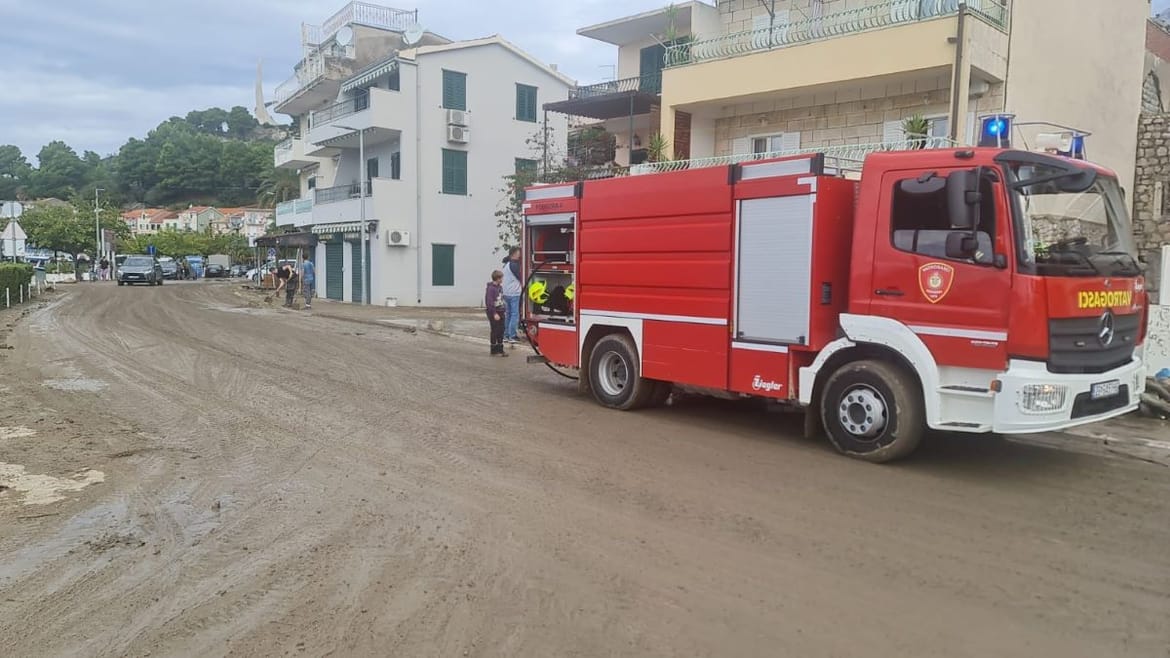 Ravnateljstvo civilne zaštite: "Sanacija posljedica nevremena u Podgori i dalje traje"