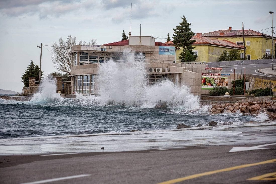 Zbog jakog vjetra zabrane prometa na Jadranskoj magistrali