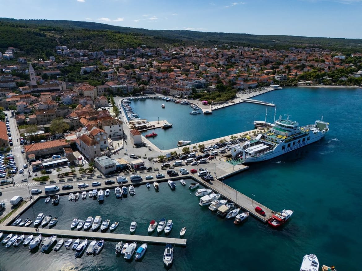 Bračani se ujedinili za uvođenje katamaranske veze: "Ovu je udaljenost Veljko Rogošić prije 20 godina otplivao za tri i pol sata!"