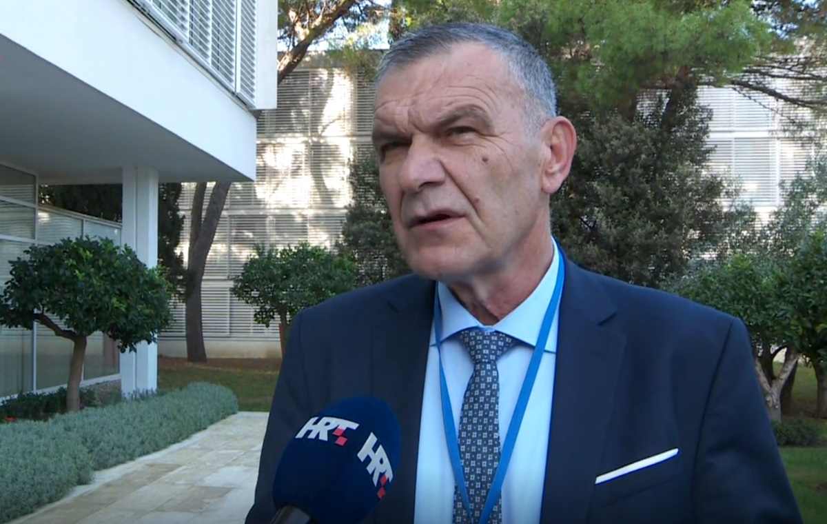 Dujić po televizijama priča da se s načelnikom šibenske policije "nije sastao, već ga vidio u prolazu", a načelnik tu "slučajnost" proglasio službenom tajnom