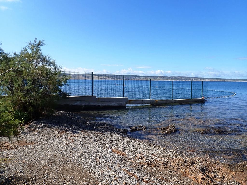 TEŠKO KRŠENJE ZAKONA O POMORSKOM DOBRU Pogledajte ovu sramotnu ogradu  u Starigradu koja ovdje ne smije biti!