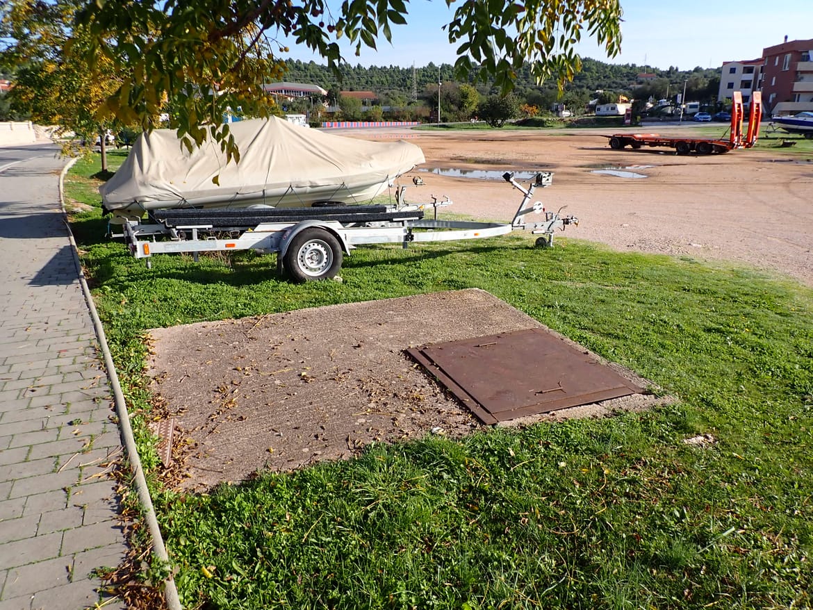 ŠAHT U TIŠNJANSKOJ LUCI NEISPRAVAN Građani: "Ovo traje već više od godinu dana, voda otječe, što rade u šibenskom Vodovodu?"