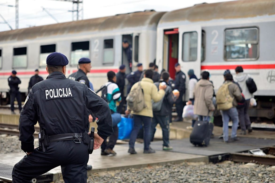 MUP reagirao na prozivke Guardiana o spaljivanju putovnica i mobitela migranata: "Mrlje od krvi su razmazani sok od rajčice, a migranti sami uništavaju svoje stvari"