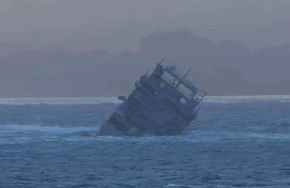 Brod novozelandske mornarice nasukao se pa zapalio!