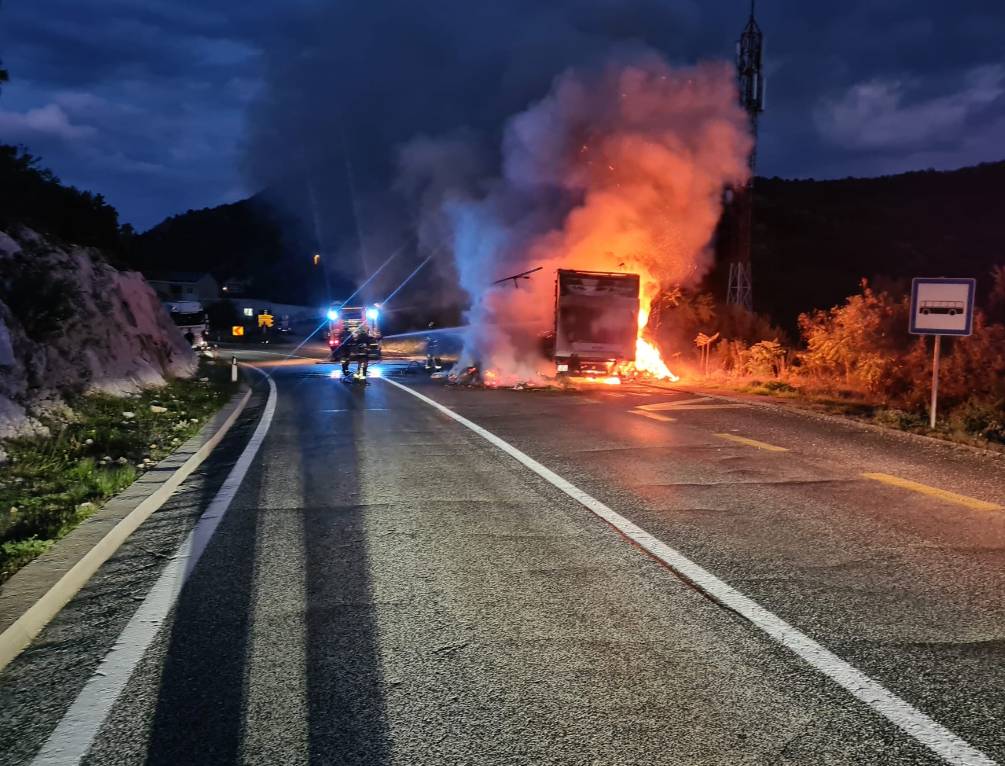 Na jadranskoj magistrali planuo kamion pun sijena!