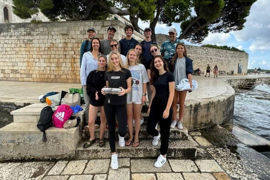 Hvarski učenici postavljali su senzore za prikupljanje toksičnih kemijskih spojeva iz mora!