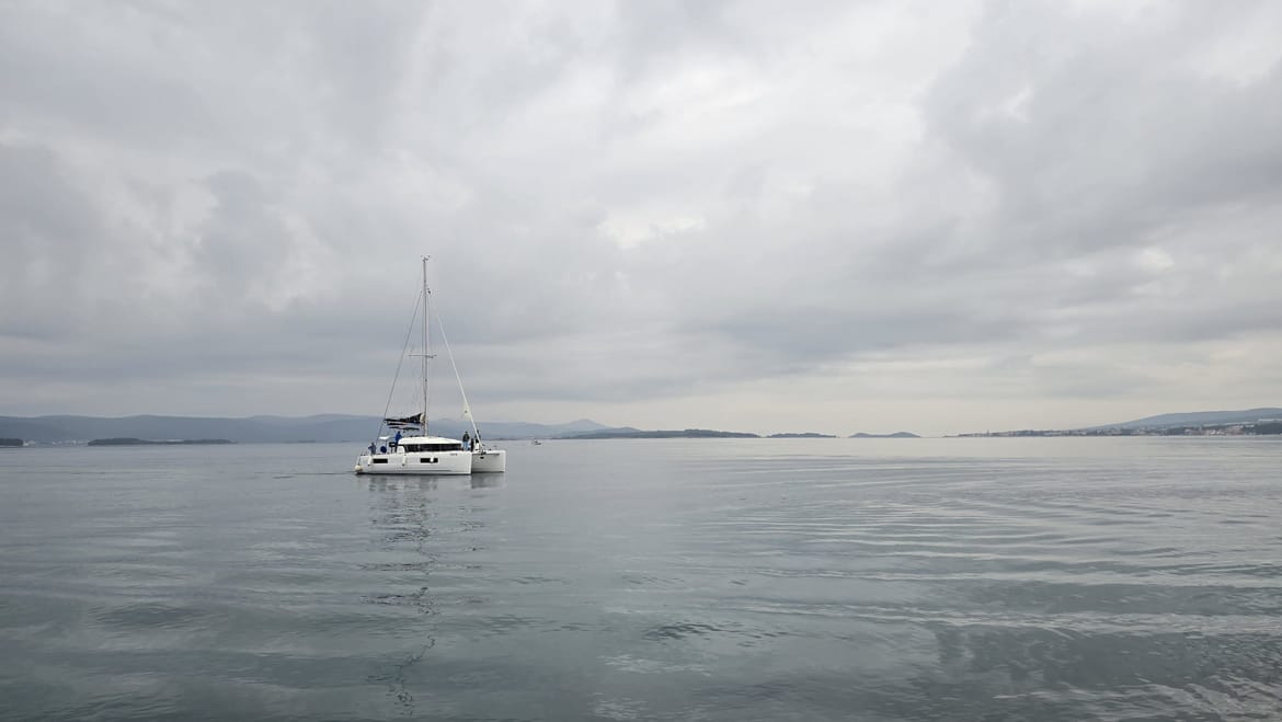 Na Jadranu promjenjivo oblačno uz malo kiše i povremenu maglu