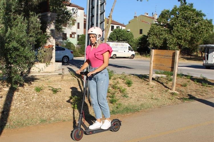 Maloljetnik u Puli nepropisno vozio električni romobil, sudario se s Indijcem na mopedu i teško ozlijedio