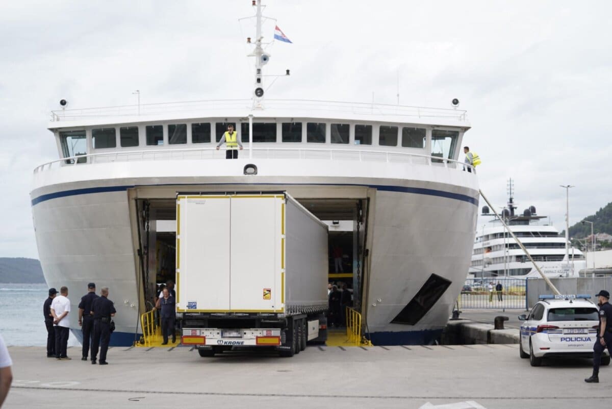 INCIDENT U SPLITSKOJ LUCI Vozač šlepera blokirao trajekt - Objasnio je i zašto je to napravio
