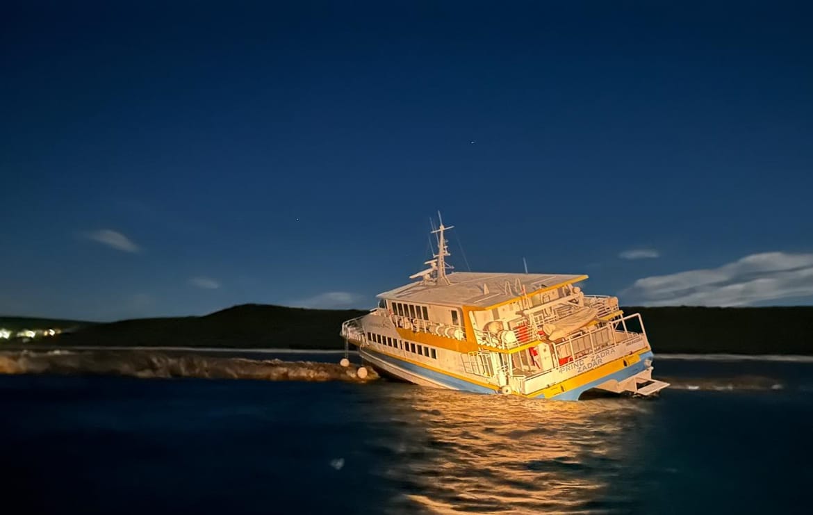 O nasukanom katamaranu oglasilo se Ministarstvo: "Putnici prevezeni na obalu i podvrgnuti liječničkom pregledu"