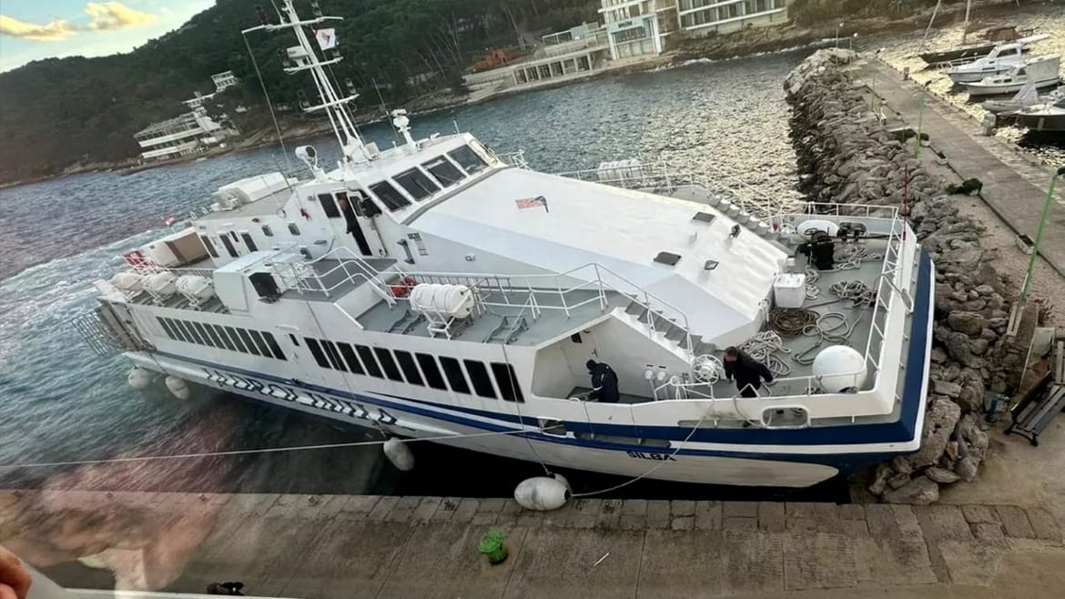 ŠTO SE OVO DOGAĐA? Jadrolinijin katamaran Silba se zabio u obalu Dugog otoka