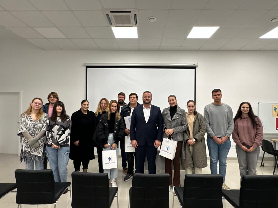 U Podstrani svečano potpisani ugovori o dodjeli stipendija