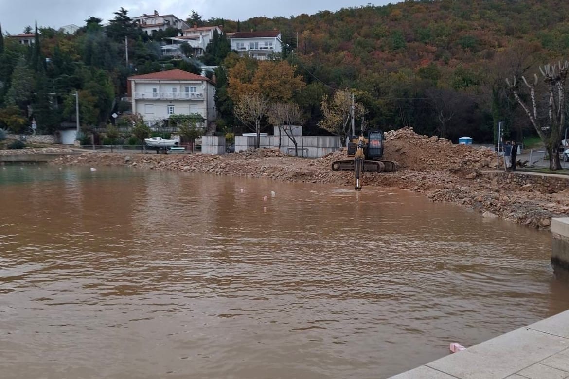 Građani koji su se žalili na razvaljenu lučicu Jadranovo organiziraju peticije i kažu: "Oštro osuđujemo uništavanje postojećih tradicionalnih objekata!"