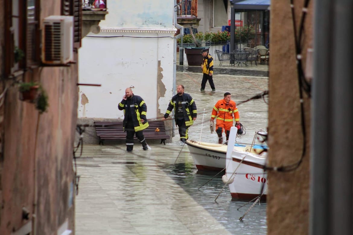 Iz DVD-a Cres objavili upozorenje građanima: "Očekujemo jako jugo, vjerojatno će poplaviti riva, zna se i kada će razina vode biti najviša!"