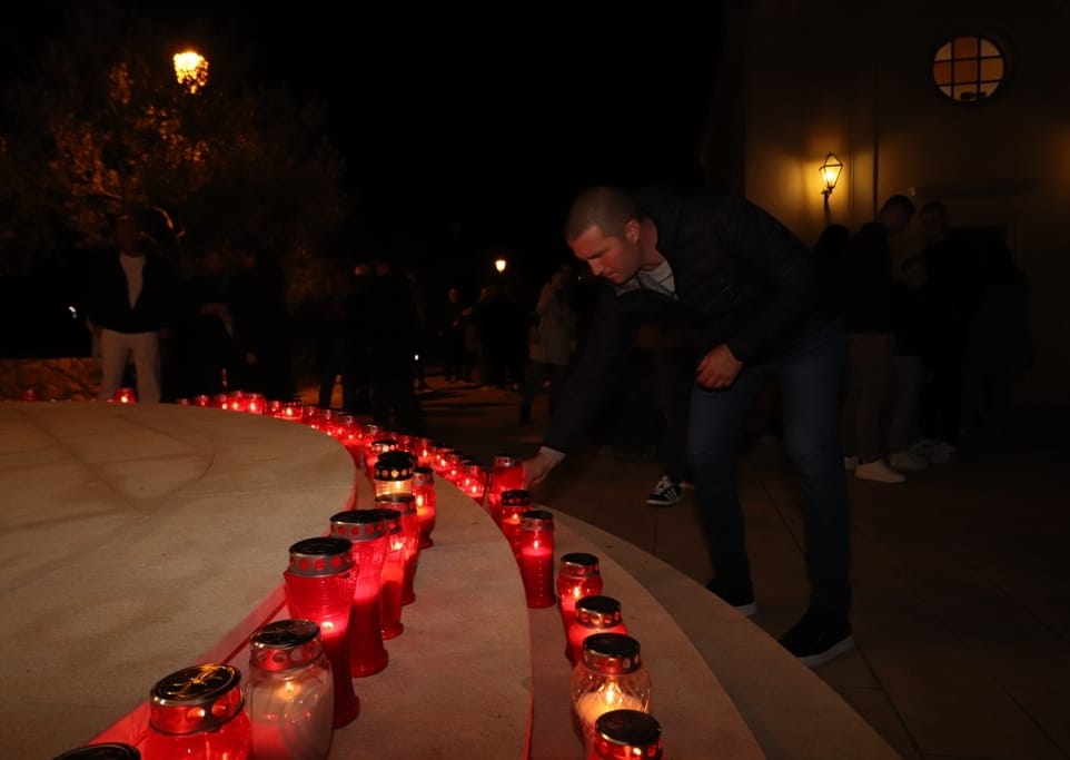 U Viru upaljeni lampioni na spomen žrtava Domovinskog rata i Dana sjećanja