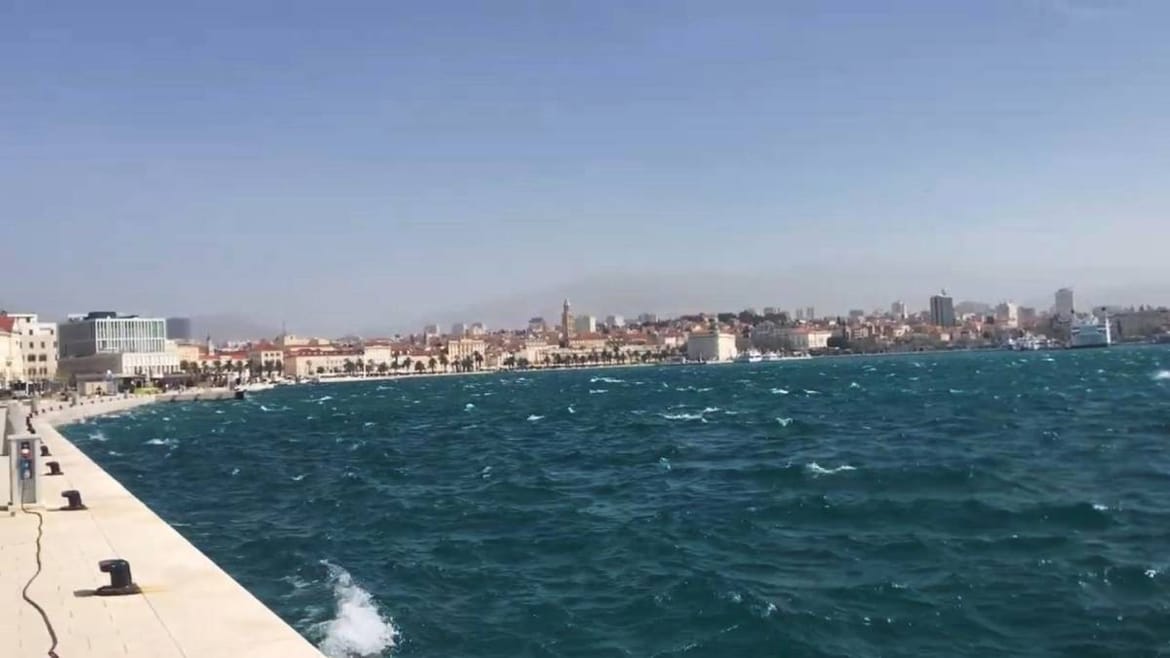 Na Jadranu pretežno sunčano, poslijepodne jača jugo na olujno