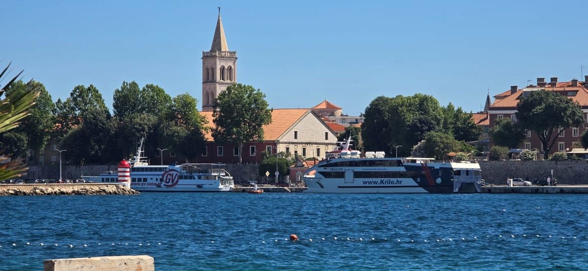 Umjerena do jaka bura, na jugu Jadrana poslijepodne maestral