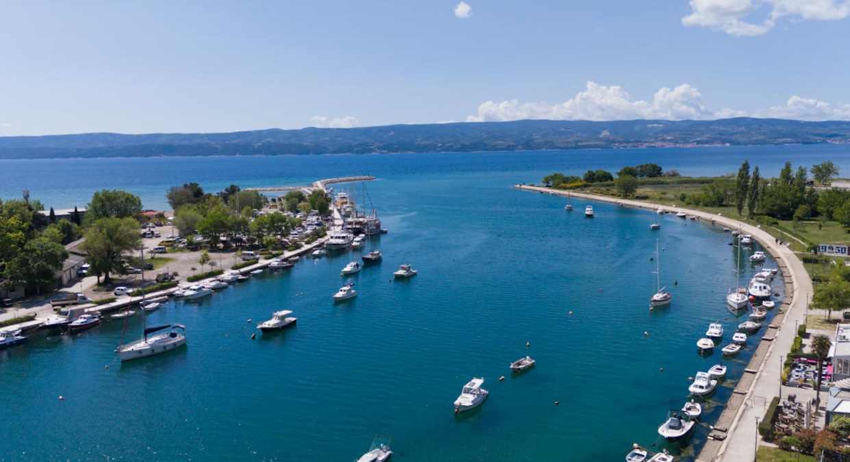 U Omišu, na ušću Cetine noćas izbio požar na plovilu - Izgorjelo 70 posto broda!