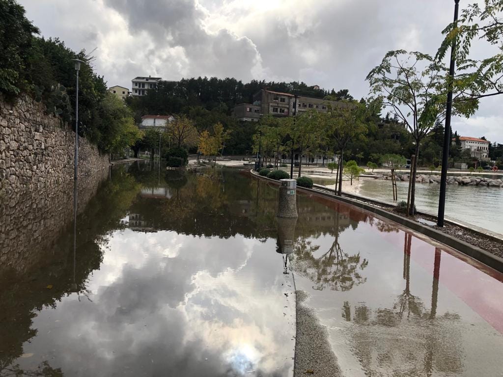 Građani iz Jadranova šalju fotografije poplavljene obale: "Ovo je rezultat razvaljene obale, na ovo smo upozoravali!"