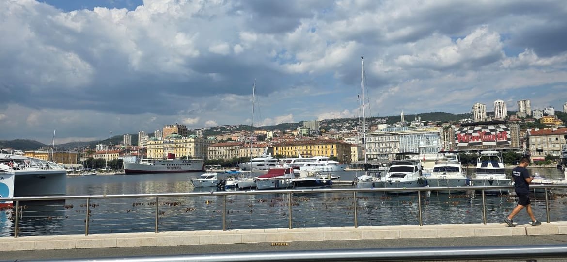 Oblačno, povremeno s kišom uz umjereno jugo