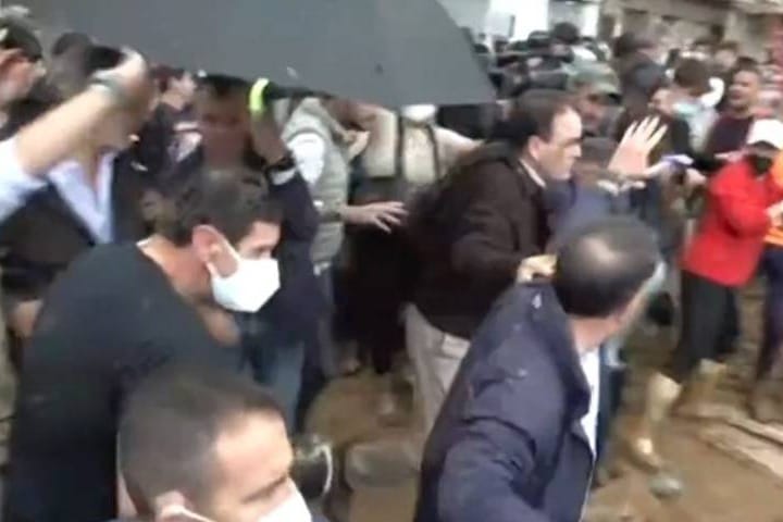 Španjolski kralj posjetio poplavama opustošenu Valenciju - gađali ga blatom!