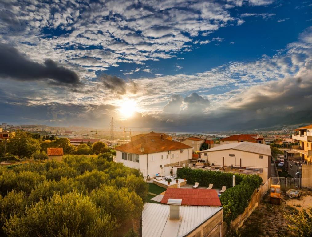 U Splitu noćas u plamenu završila dva motora i moped