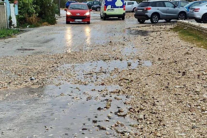 Šibenčani nakon obilnih kiša zbog vode na cesti ne mogu do svojih kuća