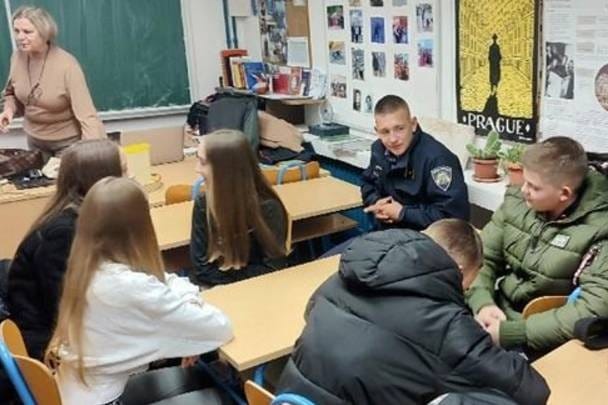 Zadarska policija u školama educira o rizicima ovisnosti