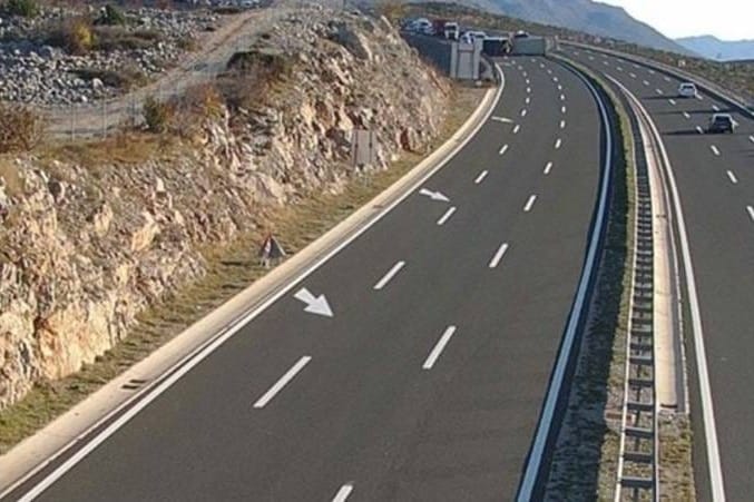 Na A1 između čvora Sv. Rok i Maslenica prevrnuo se kamion, zatvoren promet u smjeru Dubrovnika