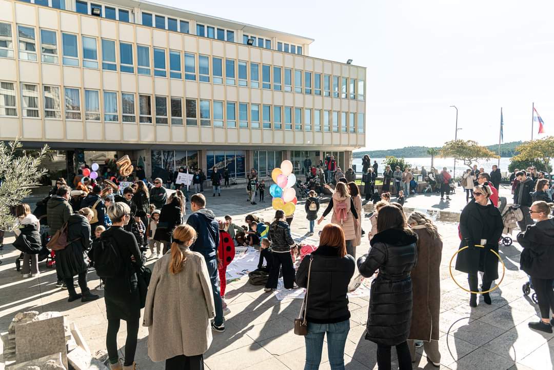 Šibenski roditelji okupili su se na rivi u znak protesta - evo što traže!