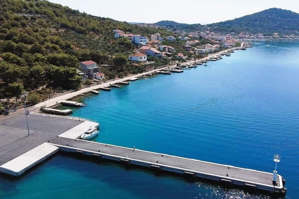 UTRKA S VREMENOM NA KAPRIJU Stariji otočani nam pišu: "Po kartu moramo ići kilometar daleko i vratiti se do trajekta u pola sata, pomozite!"