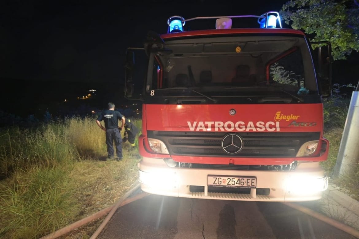 U Kaštelima je noćas gorio automobil